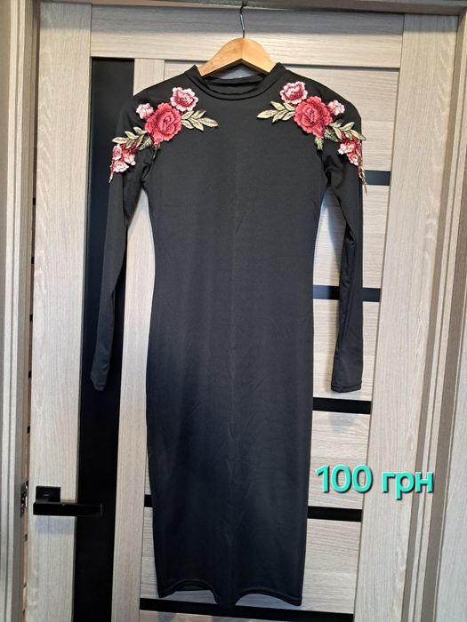 Сукні у дуже гарному стані.