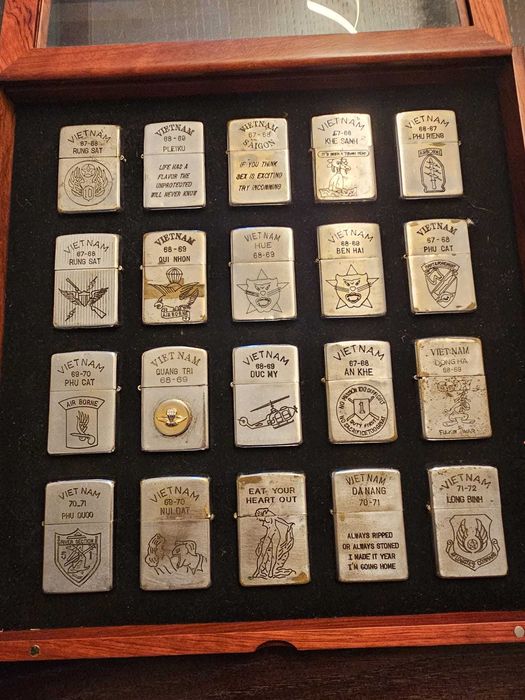 Coleção de 20 Zippos originais e usados na guerra do Vietnam, em um excelente estado de conservação