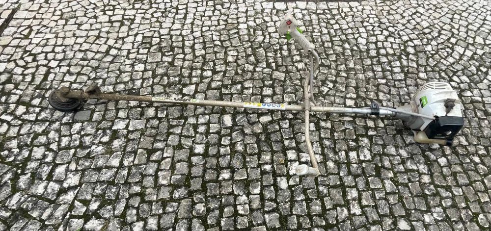 Roçadora Vito-Agro, com 43 cc, 1,5 kW, a gasolina.