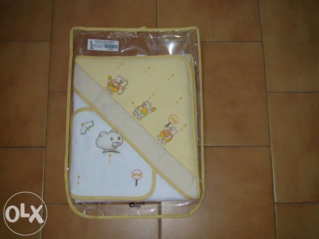 Jogo de banho de bebé: toalha + babete novo nunca usado