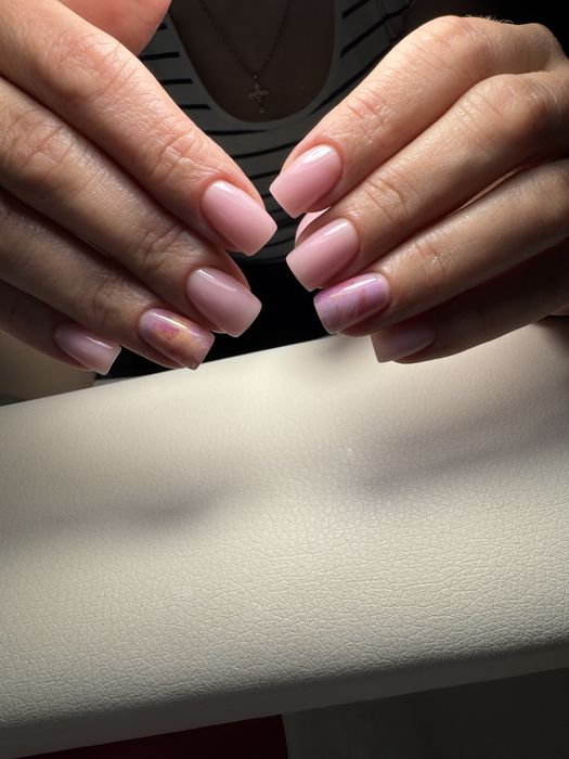 Манікюр, педикюр, нарощування нігтів