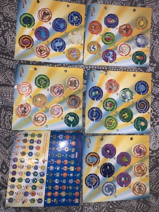 Lote Cadernetas com bastantes tazos pokemon e raros