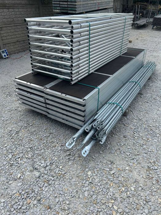 Lekkie rysztowanie aluminiowe na szczyt 8,30 wysokośc x 12,5 m długość Plettac podest 2,5m nowe kompl