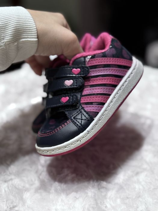 Взутя на дівчинку