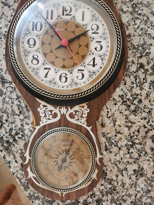 Relógio antigo de parede avariado com termometro