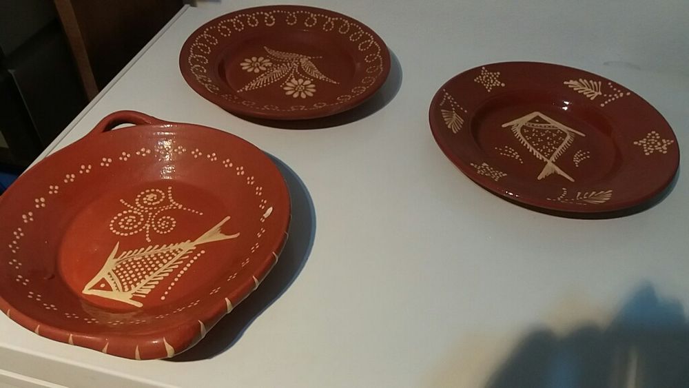 Pratos de barro artesanais e antigos