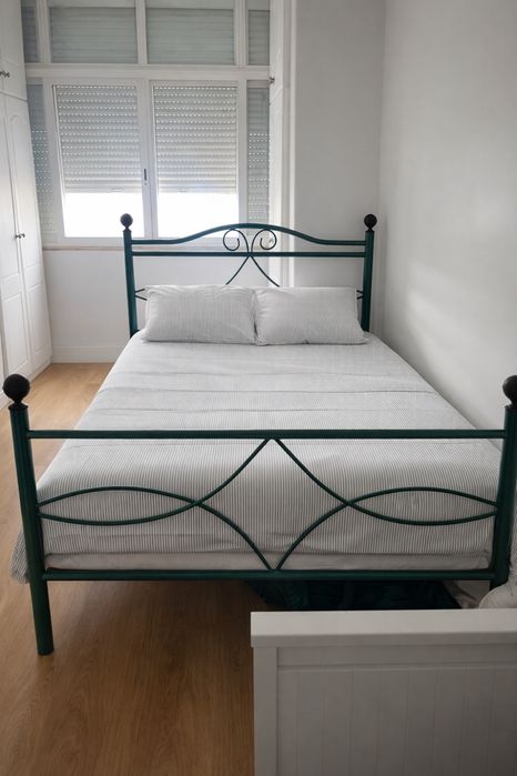 Cama de Casal em Ferro – Estrutura Robusta e Elegante
