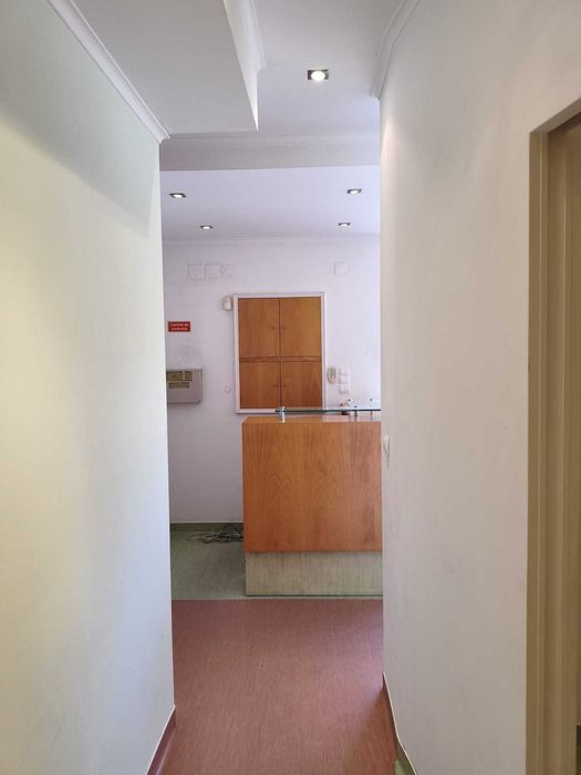 Loja com 3 Gabinetes em Mem Martins | Ideal para Clínica, Escritório ou Serviços.