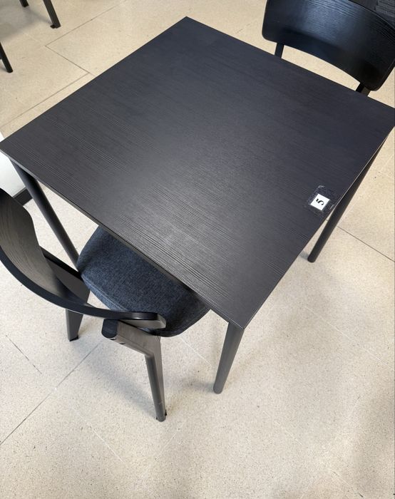 18 cadeiras e 9 mesas... da IKEA. Parecem novas em folha.