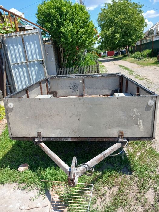 Продам три причепи до легкового автомобіля а гарному стані,один алюмінівий .торг