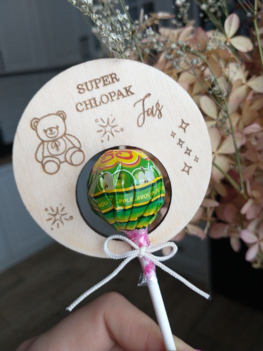 Upominki dla dzieci, rakieta na lizak, kwiatek na lizak