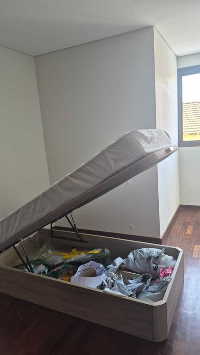 Cama de solteiro com arrumação (sommier rebatível)