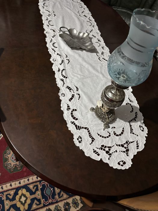 Mesa e cadeiras e um terno de sofas