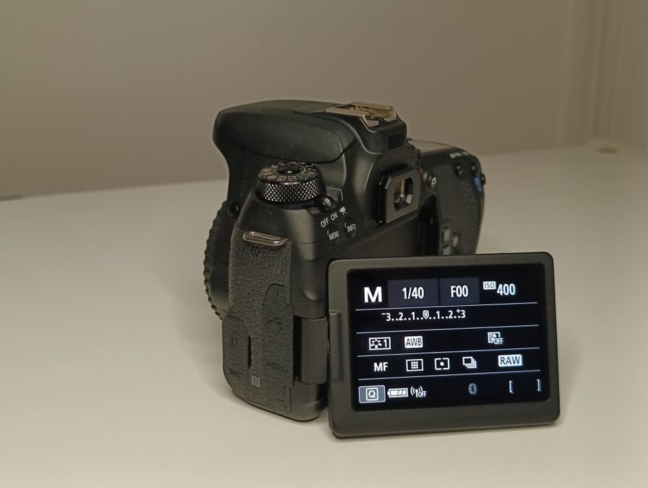 Canon EOS 77D, lustrzanka