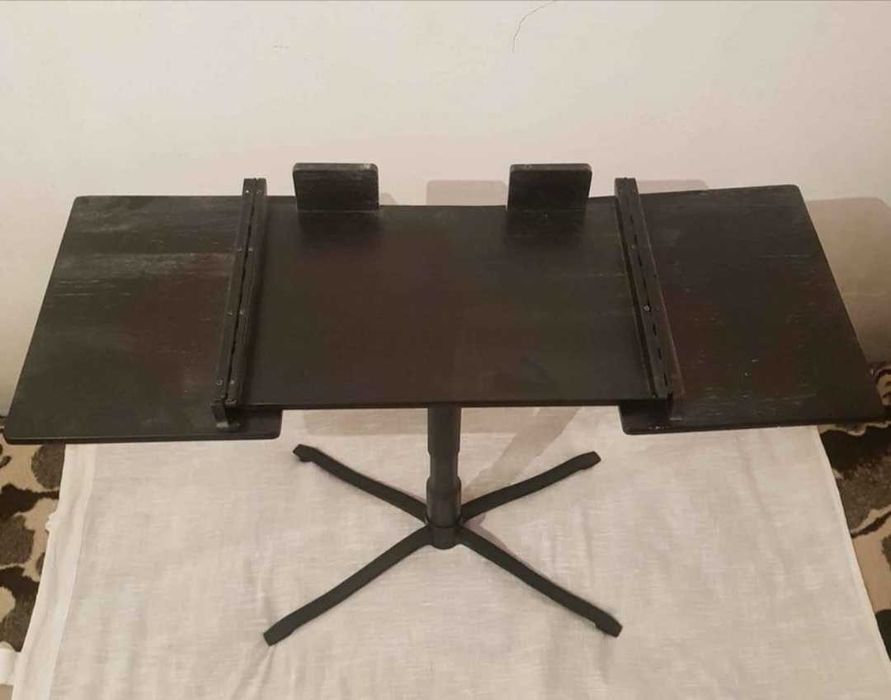 Mesa Pequena Abre ao meio e da para regular Altura