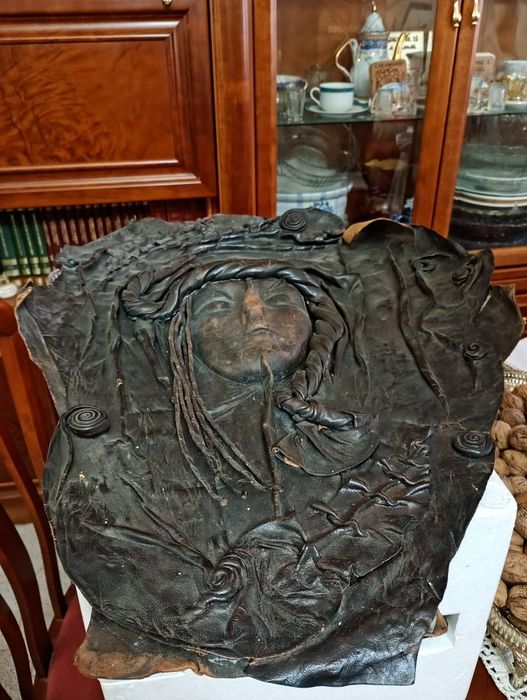 Rosto em relevo assim como todo o quadro