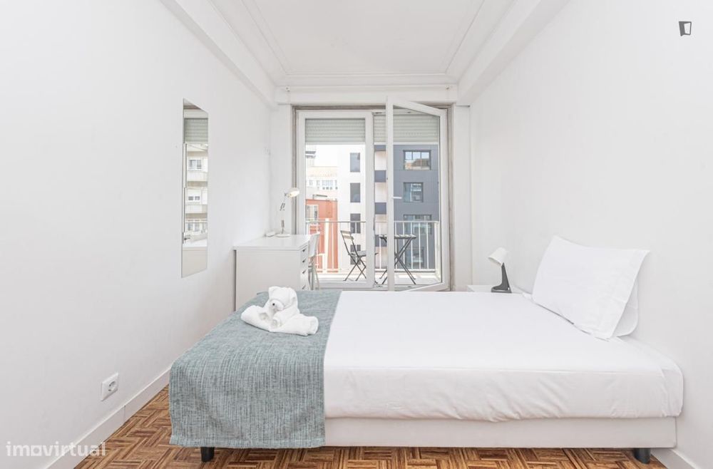 Quarto - localizado em Campolide Lisbon