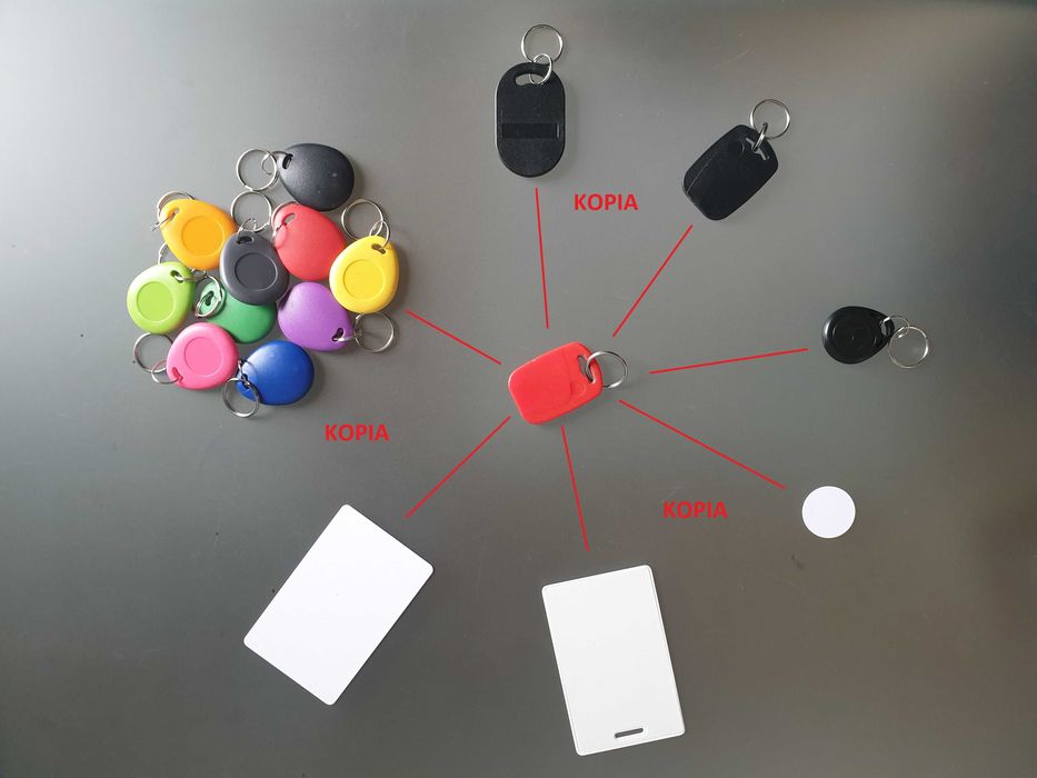 Kopia typowego elektronicznego klucza dostępu - breloka domofonowego.