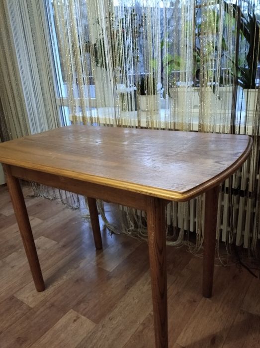 Стол. Массив твердой породы (дуб)