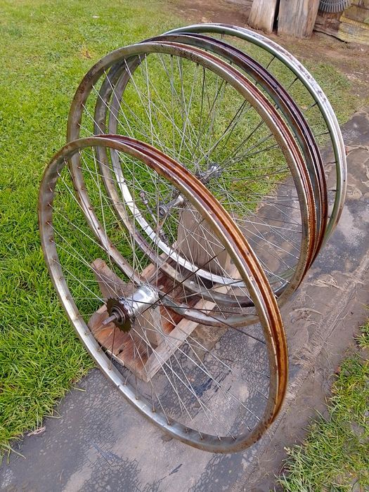 Вело-колесо передние"28"-3шт,велоколесо в сборе задние"28"-1шт.СССР.