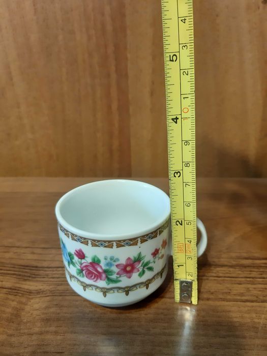 filiżanki  małe, chińskie 5 szt. + 3  talerzyki