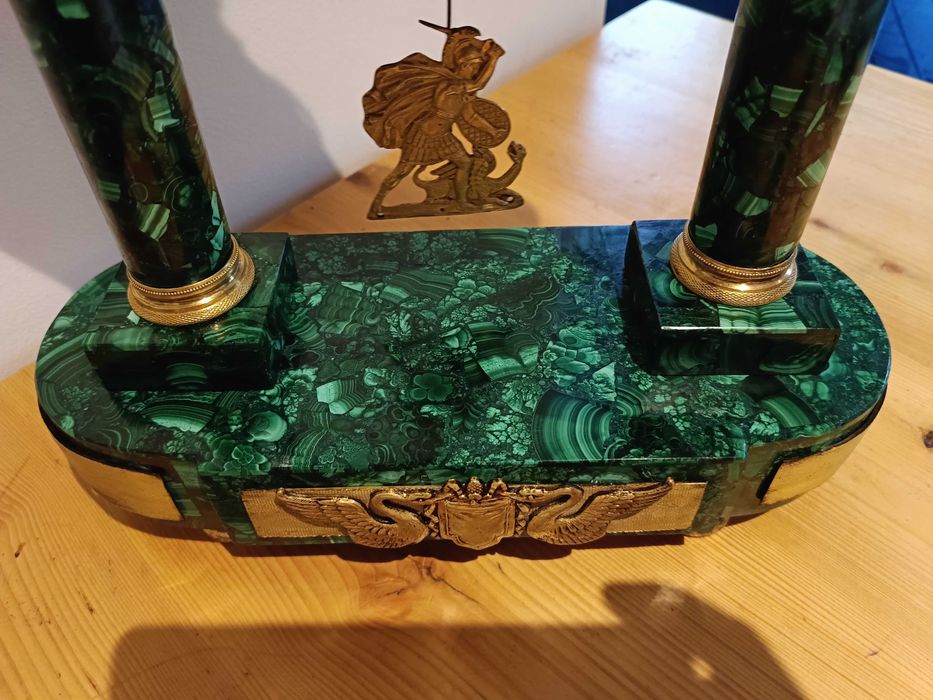 Zegar kominkowy. Empire. Malachit oraz brąz złocony.  XIX wiek.