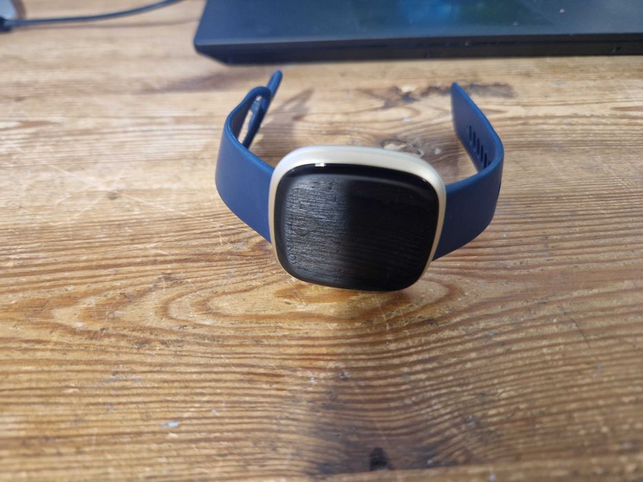Smartwatch Fitbit Versa 3 czarny (2647)