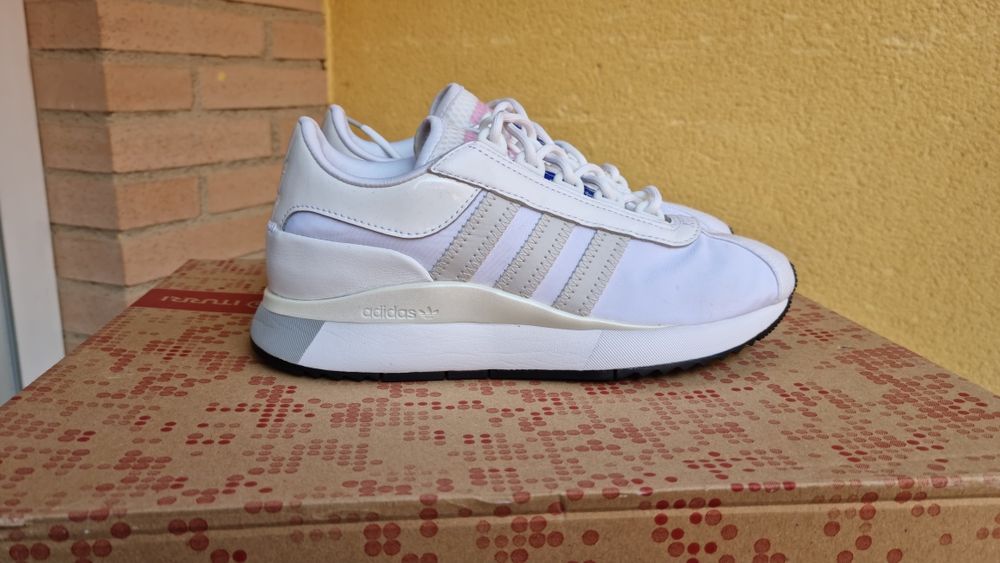 Жіночі кросівки Adidas, розмір 38