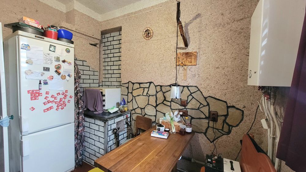 Будинок поряд з містом