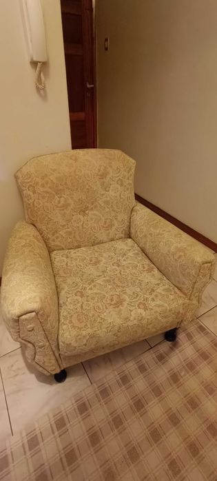 conjunto de três sofás em bom estado