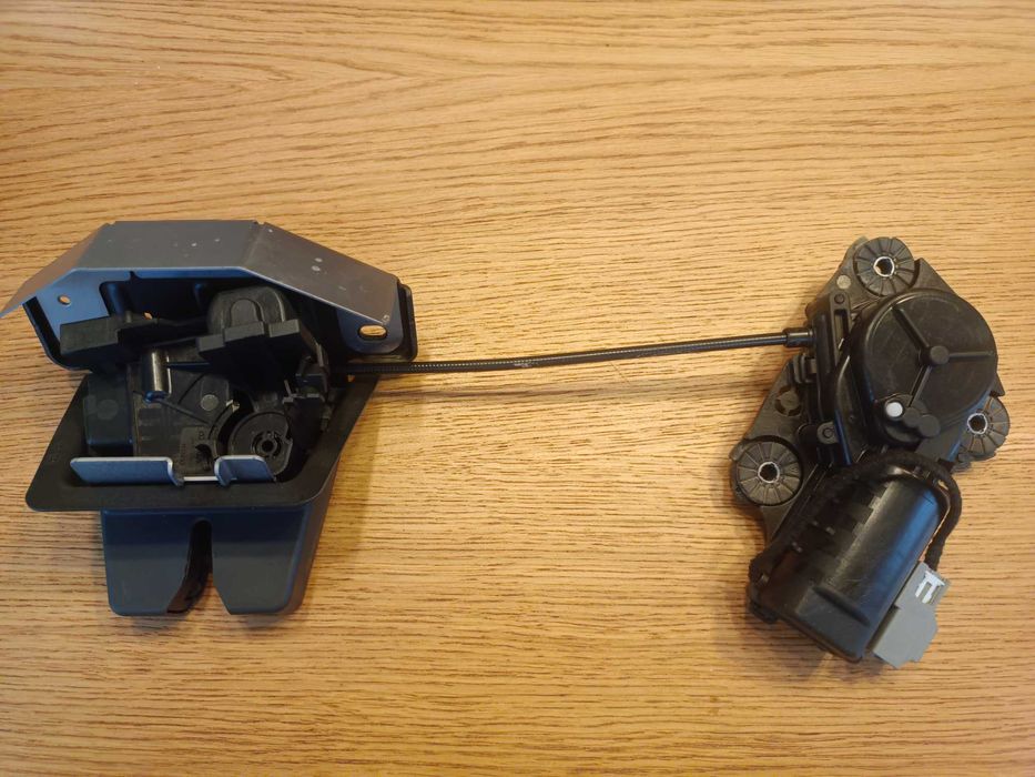 zamek klapy bagażnika Volvo XC 60 II z dociągiem