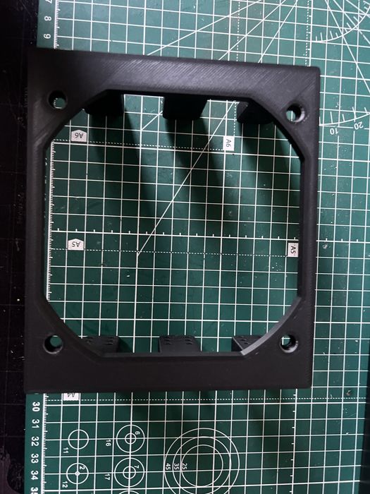 3D-друкована рамка для встановлення 120 мм вентилятора в відсік DVD