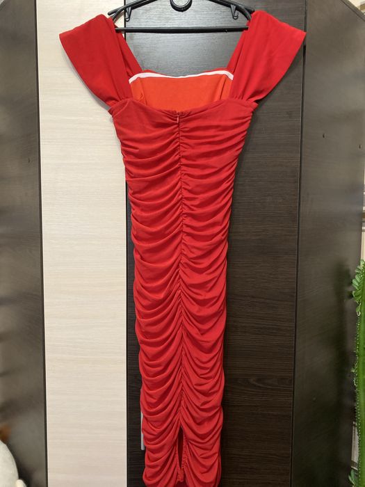 Червона, неймовірна сукня, легка.