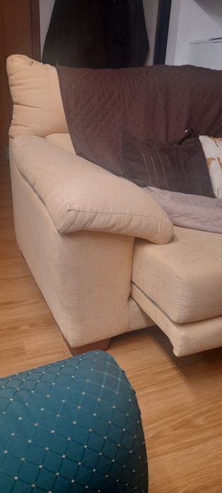Vender sofá  de 2 lugares com assento extensível e capa castanha.