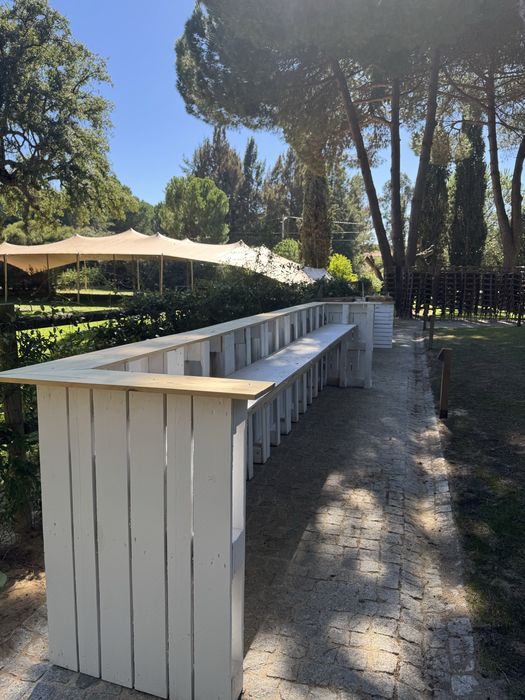 Bar em paletes com tampo de pinho