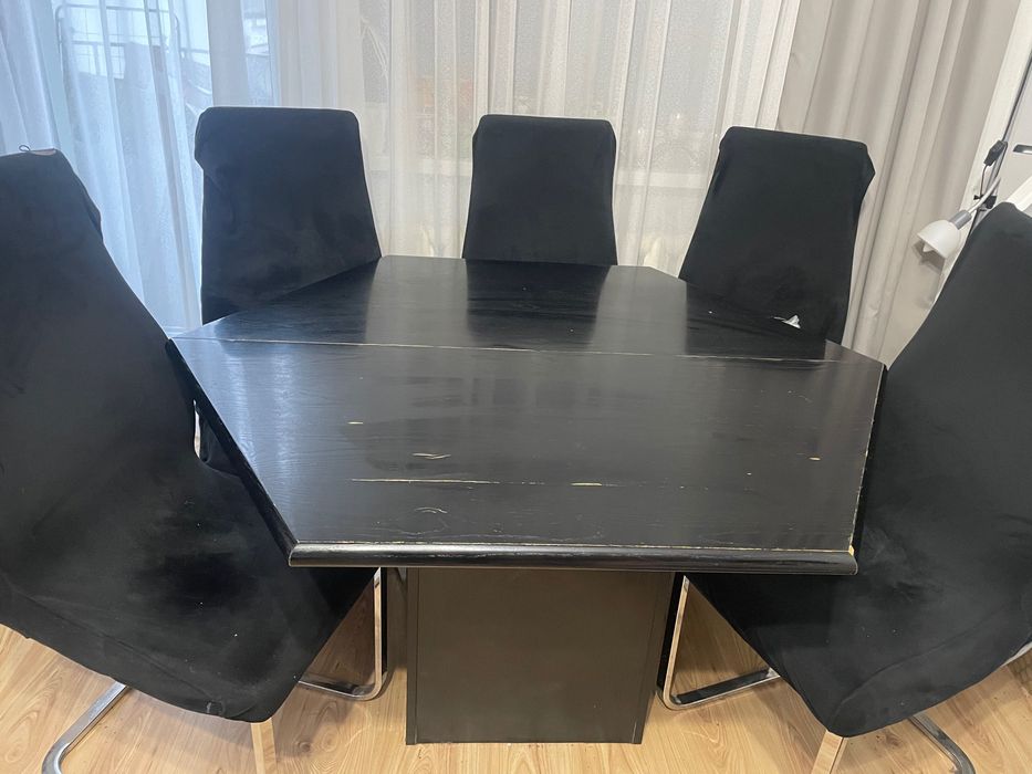 Rozkładany mebel z krzesłami