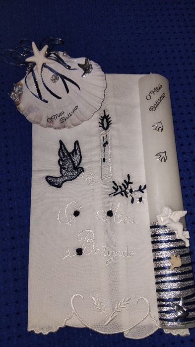 Conjunto para batismo, vela, concha e toalha.
