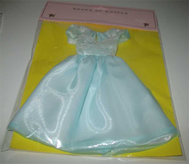 Vestido artesanal para bonecas Barbie