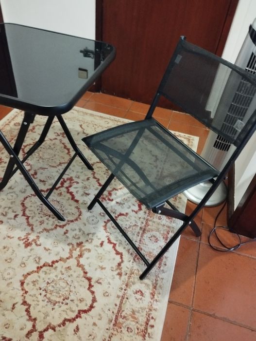 Mesa com 2 cadeiras nova