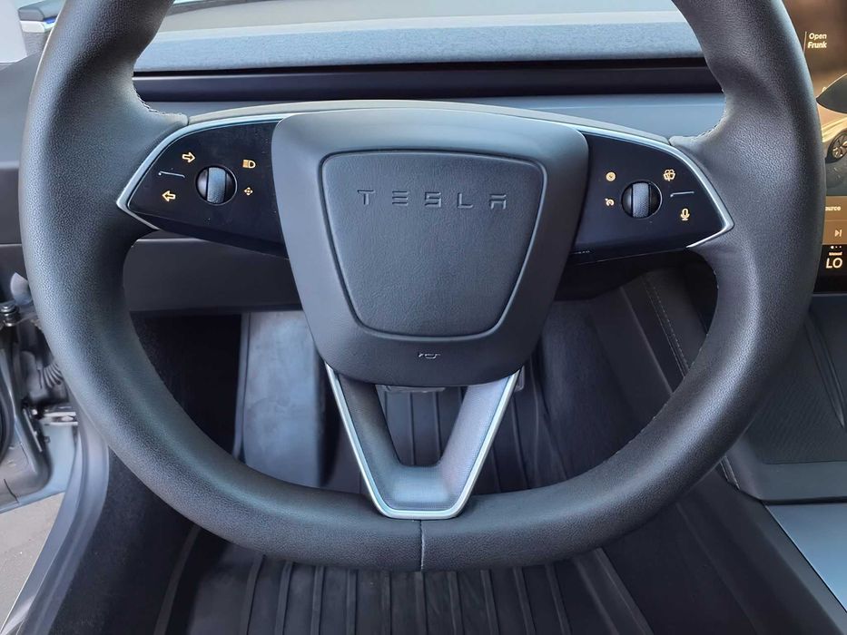 Tesla Model 3      2025