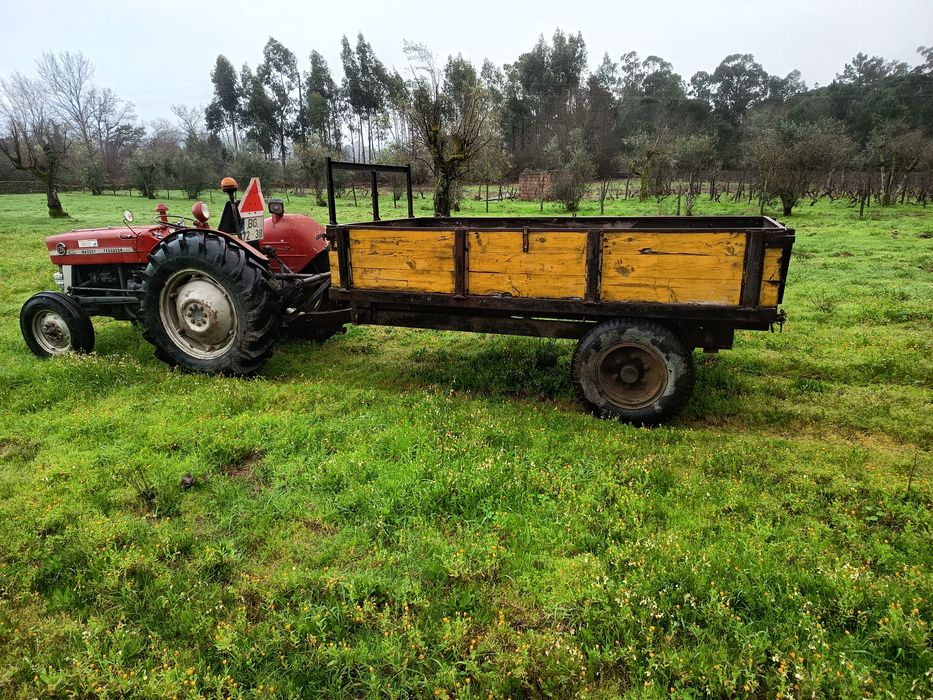 Trator Massey Fergunson 135 com reboque charrua e frese