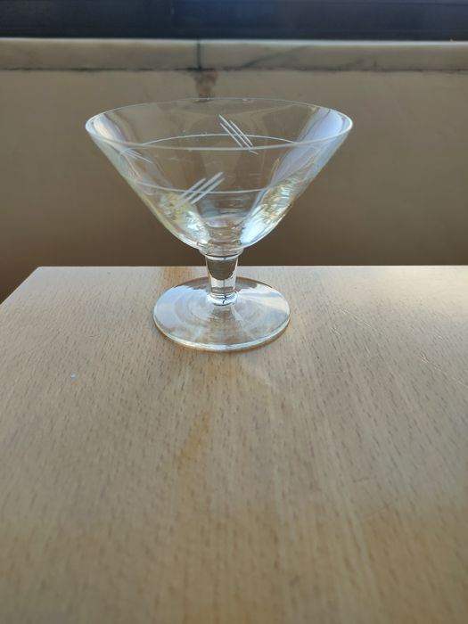 Conjunto de copos antigos desenhados á mão.