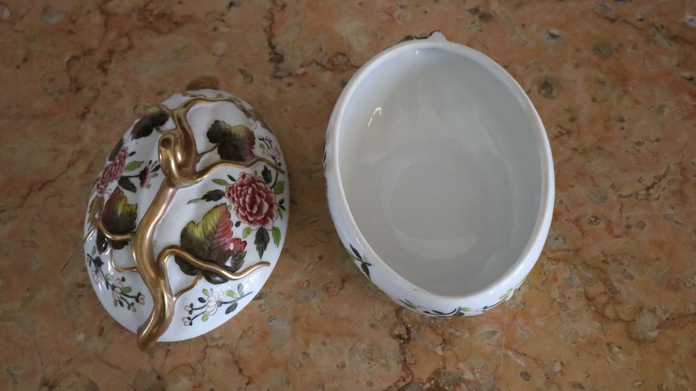 Caixa com tampa "Melão" em porcelana da Vista Alegre.  Pintada á mão