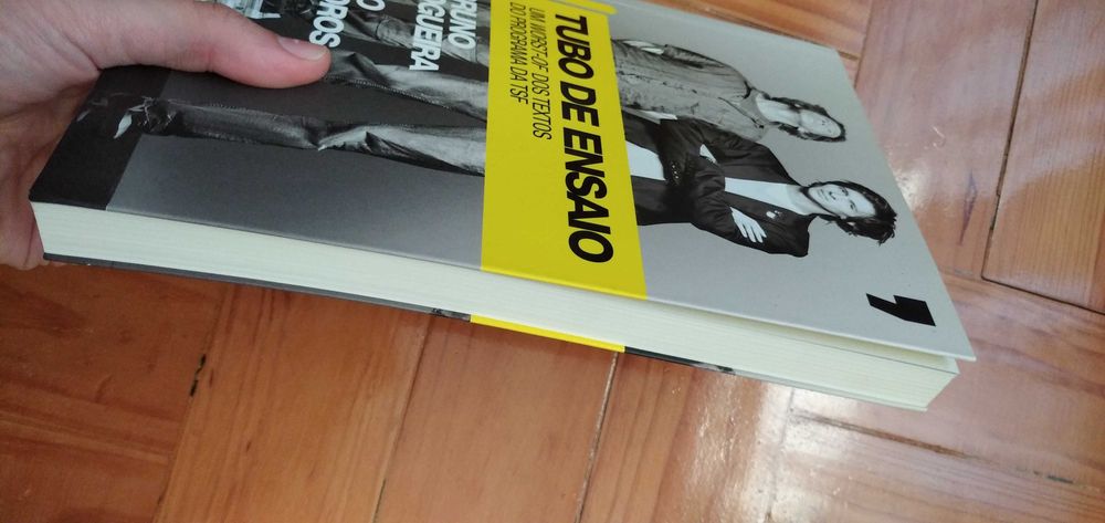 Livro Tubo de Ensaio - João Quadros e Bruno Nogueira