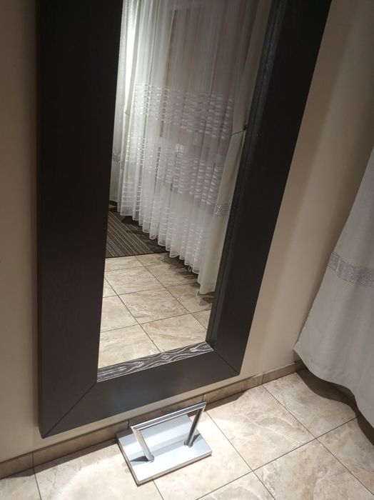 Lustro z ramą drewnianą