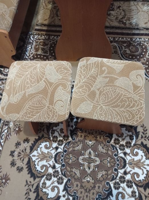 Продам кухонный уголок,стол,две табуретки