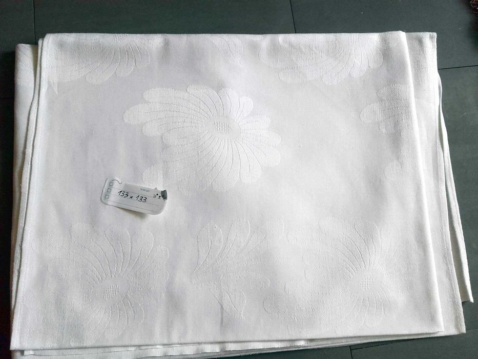 obrus biały z adamaszku wzór kwiaty wymiary 133 x 133