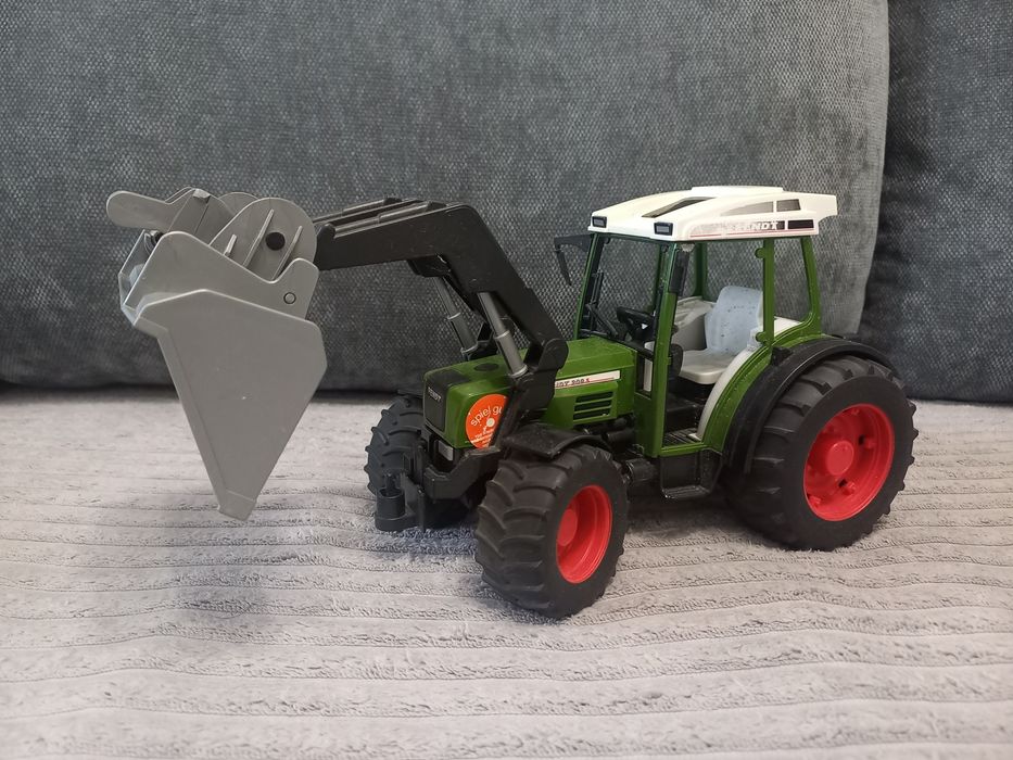 Трактор з ковшем Fendt від Bruder