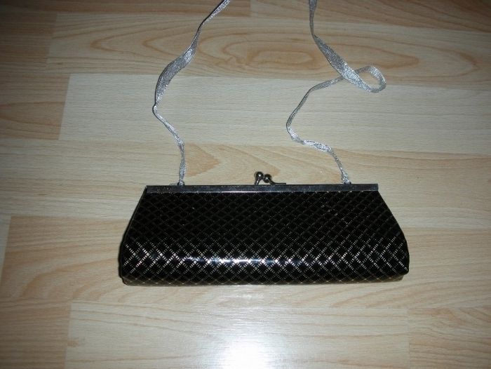 czarna malutka wieczorowa torebka na wstążeczce