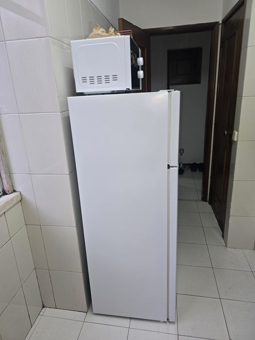 Frigorífico e microondas